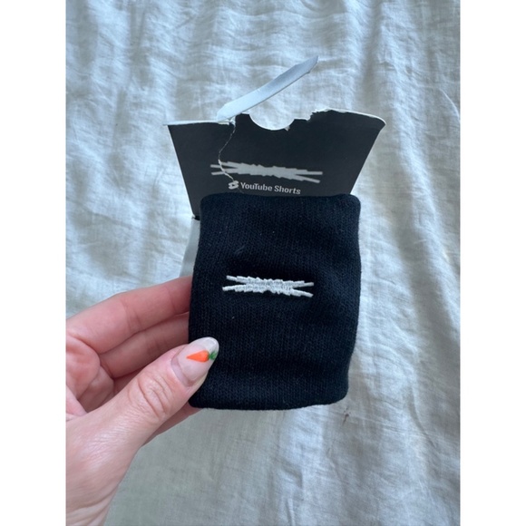 LE SSERAFIM Tube socks and sweatband merch from pop up - Picture 3 of 4